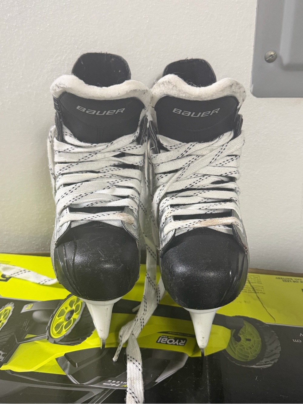 Bauer Kids Black and White Hockey Skates 1R - Picture 2 of 10